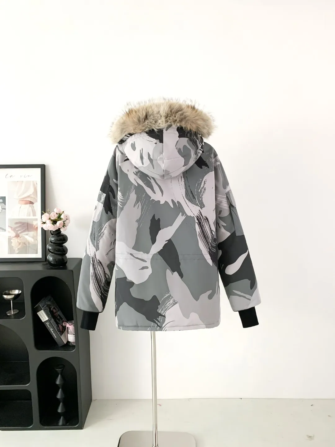 P780 Fake model pictures were taken at home. Colleagues please do not pass them off as stolen pictures! Style number: Y60-🇨🇦CANADA GOOES 24 new styles 08 styles/couple styles Factory direct supply: supplying global purchasing agents, micro-businesses, entities, Tmall, high-end stalls and studio cooperation, free shipping! Canada Goose Expedition Parka 2008 is the same style for men and women. It is mid-length and the most timeless classic. All Arctic and Antarctic scientific expedition teams choose Canada Goose as their cold-proof equipment. It is the Rolls-Royce of down jackets. ➖ Industry-leading anti-counterfeiting chip sensing. ➖ Imported Behringer embroidery machines and customized embroidery labels, the highest level and industry leading. ➖ Imported Korean 21-count polyester-cotton blended original fabric, TC85 waterproof coated fabric, water-repellent, windproof and wear-resistant. ➖ The new national standard 80 white duck down is filled with an average of 520 grams of down. The amount of down filled is industry-leading. ➖ 100% nylon lining with double double-layer sealing design to prevent velvet running, and seamless thread design on the cuffs! ➖ Western Canadian Green Wolf Collar. ➖ Yoshida YKK provides original factory-customized electroplated sliders. YKK two-way lockable zippers are tight and smooth and do not peel off paint. ➖ 3M composite Velcro is durable and the accessories and hardware are all custom-made. Note: Our copywriting is only simple and clear. Instead of bragging about the copywriting, it is better to compare and understand with samples. Only for the purest goose, the most dedicated, the most professional, the highest quality, the highest cost performance! Color: white red blue gray camouflage navy black SIZE:XS-XXL